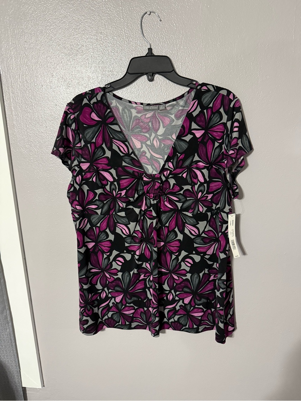 Apt. 9 Black and Purple Floral V-Neck Short Sleeve Top